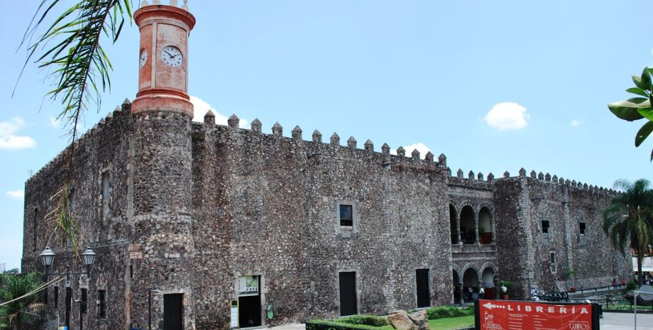 Скелет ацтекської жінки, Палац Кортеса,  Мексика, Поховальні практики корінних народів, Археологічні відкриття, Реставрація палацу Кортеса