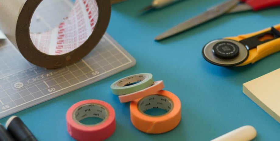 клейка стрічка та скотч на столі