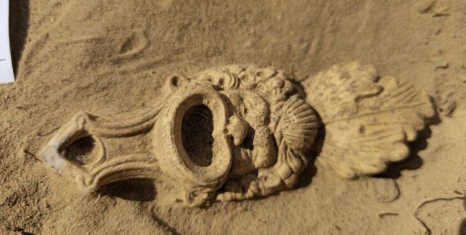 археологи раскопали древнюю лампу