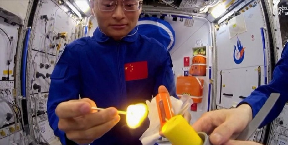 Эксперимент со спичкой на космической станции Эксперимент со спичкой на космической станции