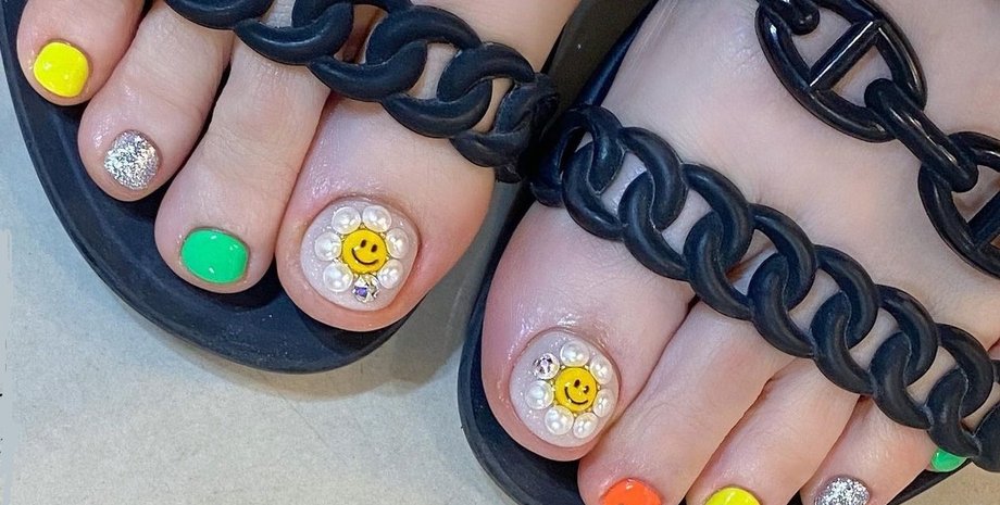 тренды педикюра 2022, модный педикюр, педикюр с блестками, яркий педикюр