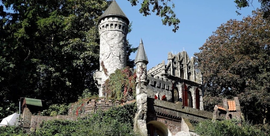 Найменший замок у Німеччині, всього дві кімнати, пам'ятка архітектури, замок Альберта Хеннеберга, замок у Гамбурзі,
