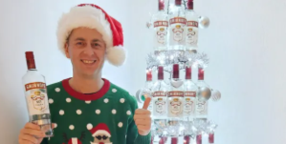 Британець вирішив створити вдома оригінальну ялинку під Новий рік ялинка з горілчаних пляшок