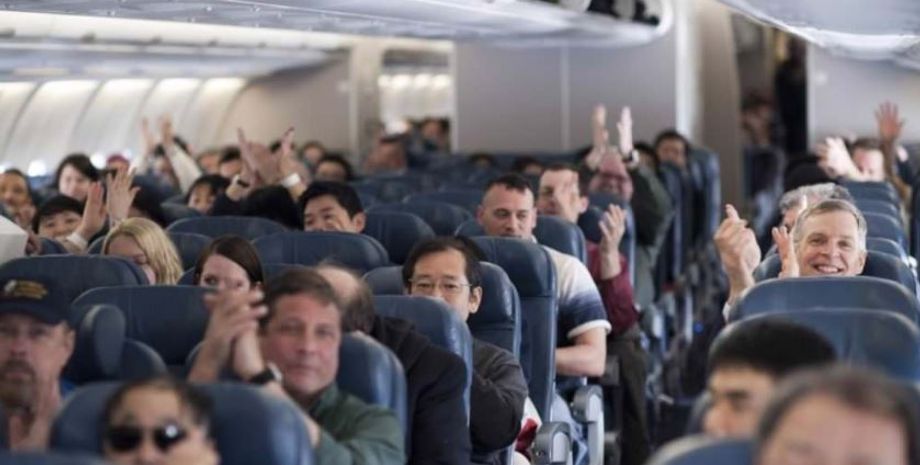 Люди в літаку