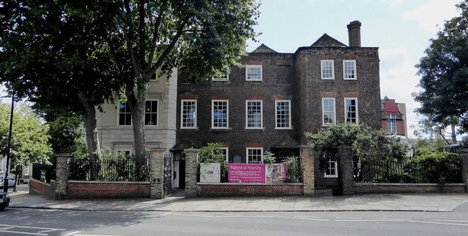 "Проклятый" дом в Великобритании "Проклятый" дом в Великобритании, дом, дом с призраками, любимое место туристов, дом в центре города, жуткие истории,