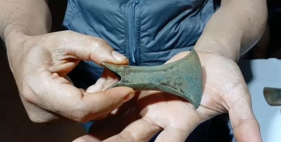 Археологи нашли 3000-летний топор