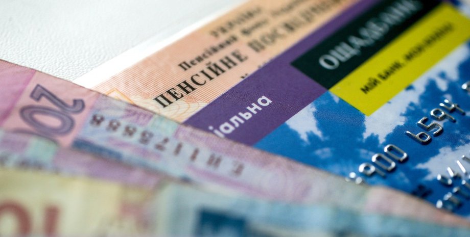 деньги, пенсионер, купюры, банковская карточка, удостоверение