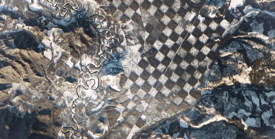 шахматная доска на земле шахматная доска на поверхности земли