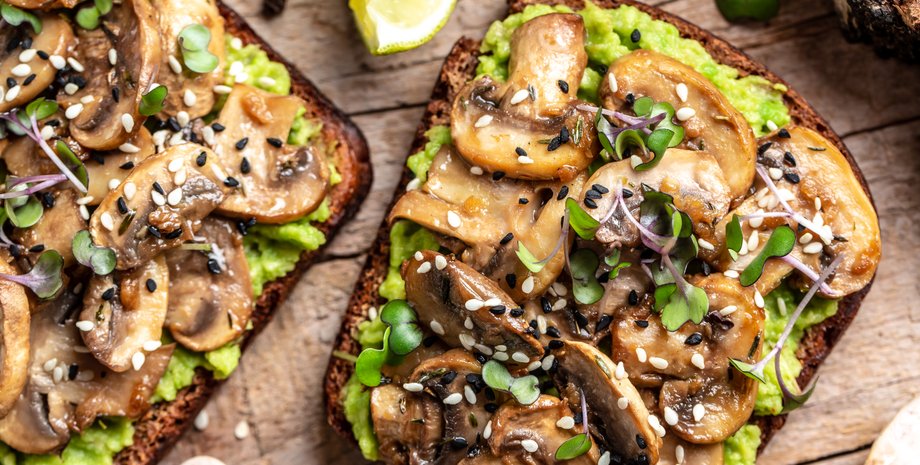 тосты с авокадо и грибами, перекус