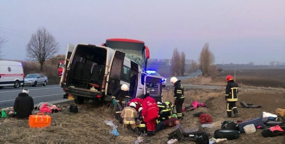 Последствия столкновения автобусов на трассе Кропивницкий — Знаменка