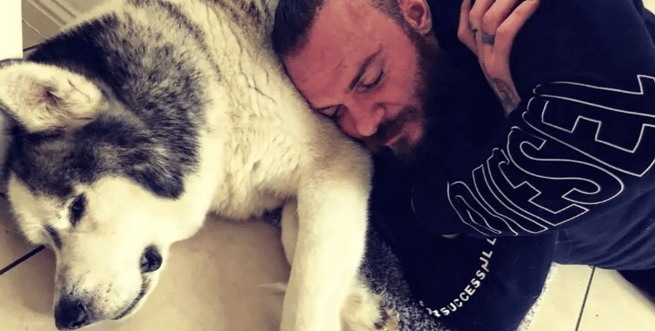 Люк Скоулер зі своїм собакою