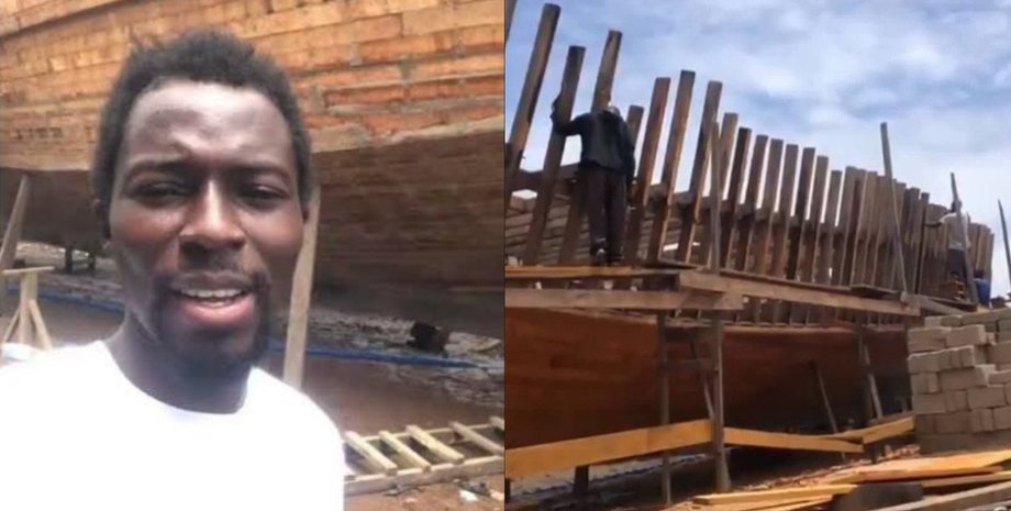 Чоловік піднімається дерев'яними сходами до великого дерев'яного судна, яке називають сучасним "ковчегом"