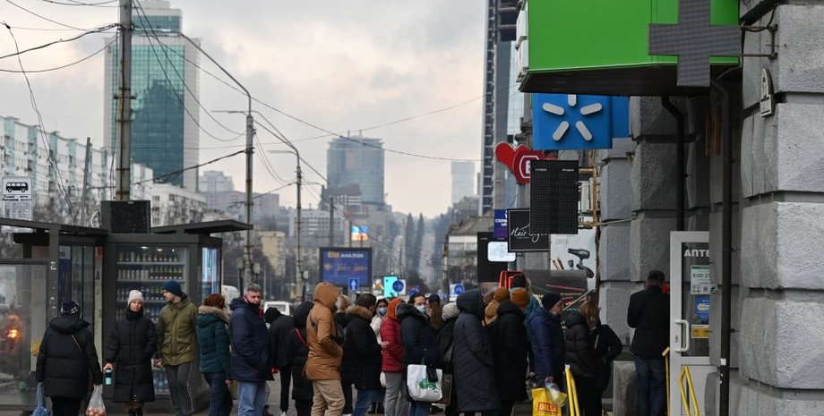 аптека, очередь в аптеку, аптеки в украине, дефицит лекарств в украине, поставки лекарств в украину, поставки медикаментов в украину, аптечные склады в украине,