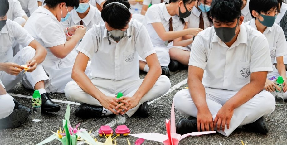 Сидячий протест у школы подстреленного полицией подростка. Фото: Nikkei Asian Review