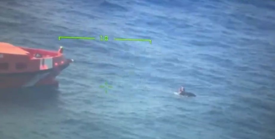 Кадри, на яких видно чоловіка на гідроциклі, що дрейфує в океані поруч із рятувальним судном.