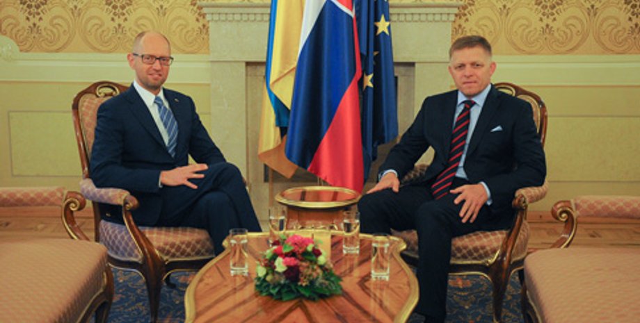 Арсений Яценюк и Роберт Фицо / Фото пресс-службы КМУ