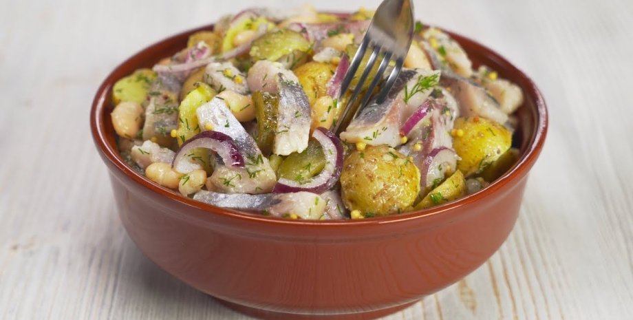 Салат "Пикадилли", салат с сельдью и картофелем, простой рецепт салата с селедкой