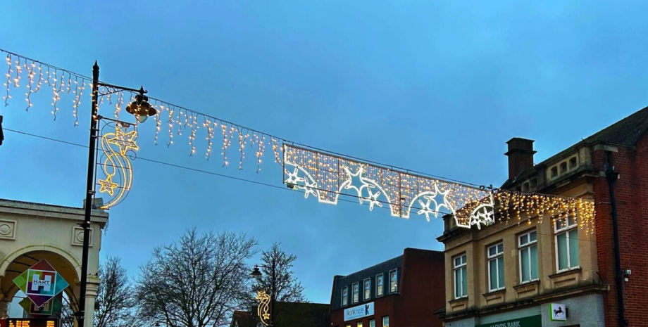 Рождественская гирлянда Рождественская гирлянда, рождественские украшения, рождественские огни, праздничные украшения, украшение города,