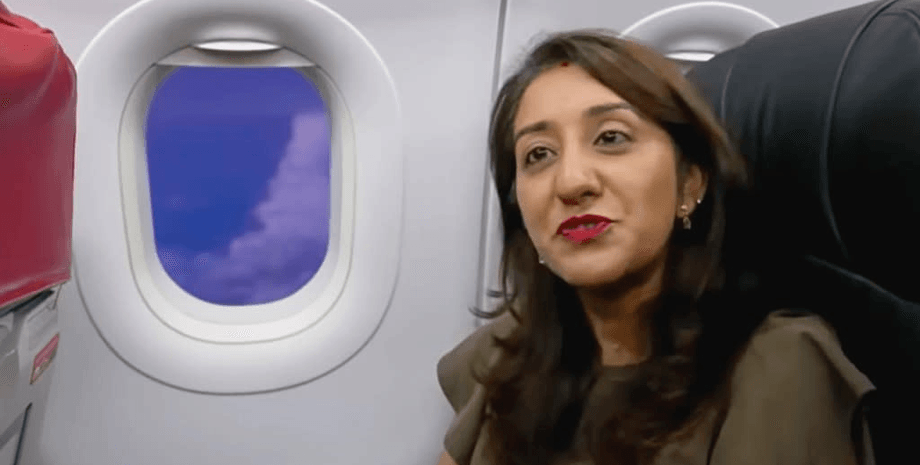 Женщина летает на работу на самолете, самолет, ежедневные перелеты, рейс, дешевле, чем квартира, сократить расходы, аренда жить, путь на работу