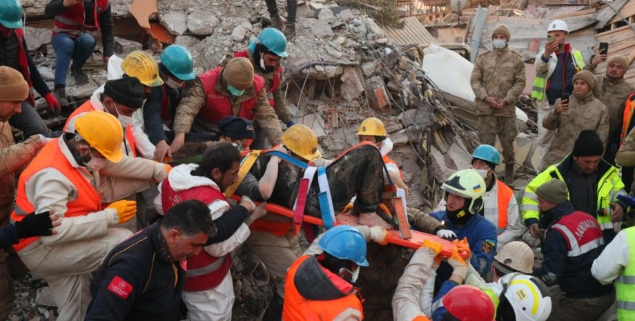 ГСЧС, рятувальники в Туреччині, землетрус в Туреччині, розбір завалів,