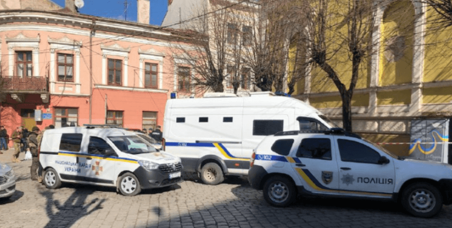 Національна поліція, Національна гвардія, центр Чернівців, оточений район, чоловік із гранатою