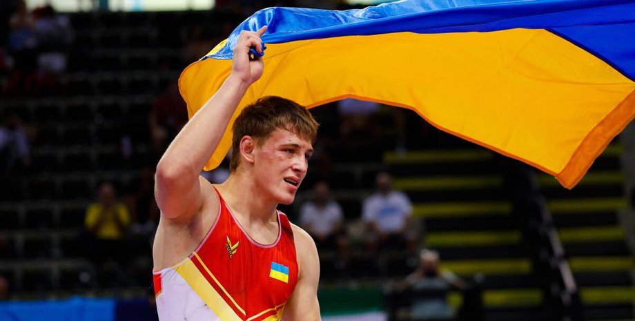 Артур Костюк отвернулся от российского флага