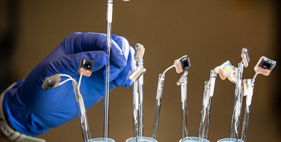 Штучний лист переробляє CO₂ на паливо