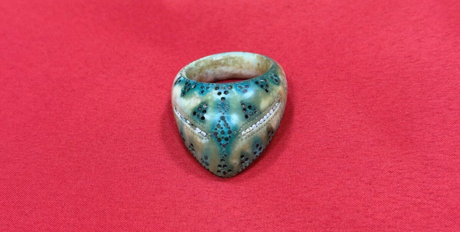 Археологи обнаружили перстень из слоновой кости