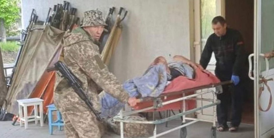 раненый в Северодонецке, обстрелы Луганской области, битва за Донбасс