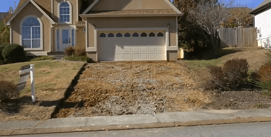 Исчезла без причины: неизвестные похитили дорожку к дому женщины, она ищет подозреваемых