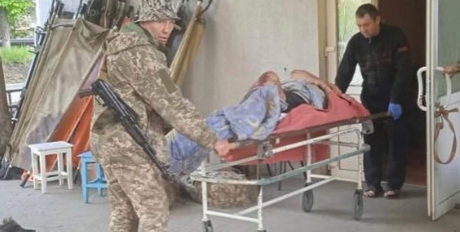 раненый в Северодонецке, обстрелы Луганской области, битва за Донбасс