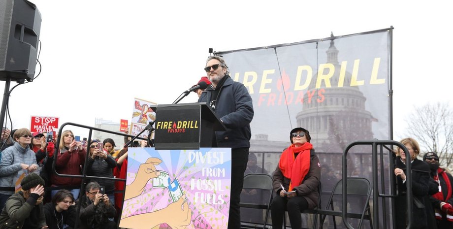 Фото: twitter.com/FireDrillFriday