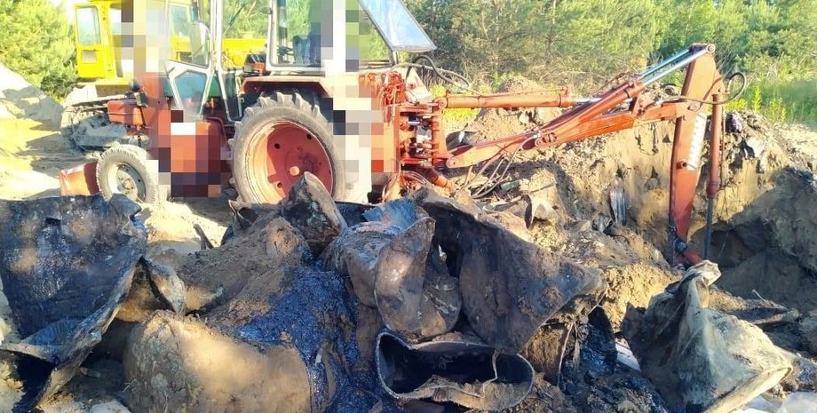 Свалка, мусор, трактор