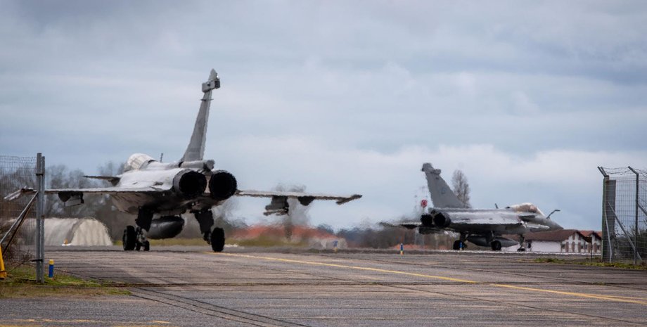 самолет Rafale на аэродроме