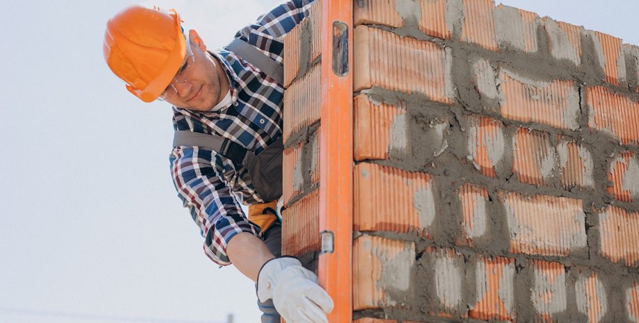 Мужчина ремонтировал гараж и случайно наткнулся на сокровище предыдущего владельца