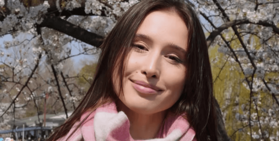 Украинская туристка, блогер, Натали Таксиси, нашла незнакомца, незнакомец под кроватью, туристка, номер отеля, чужак в комнате