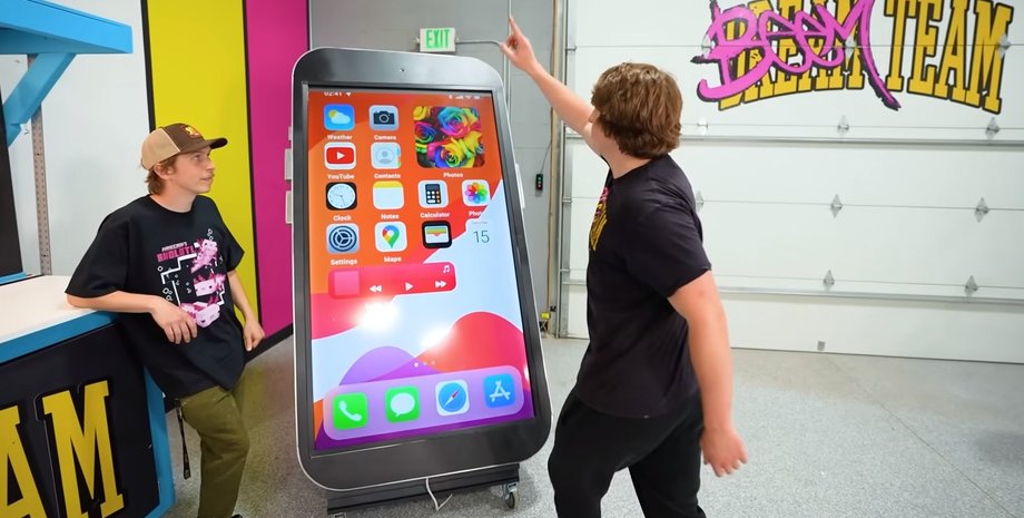 iPhone, Мэтью Бим