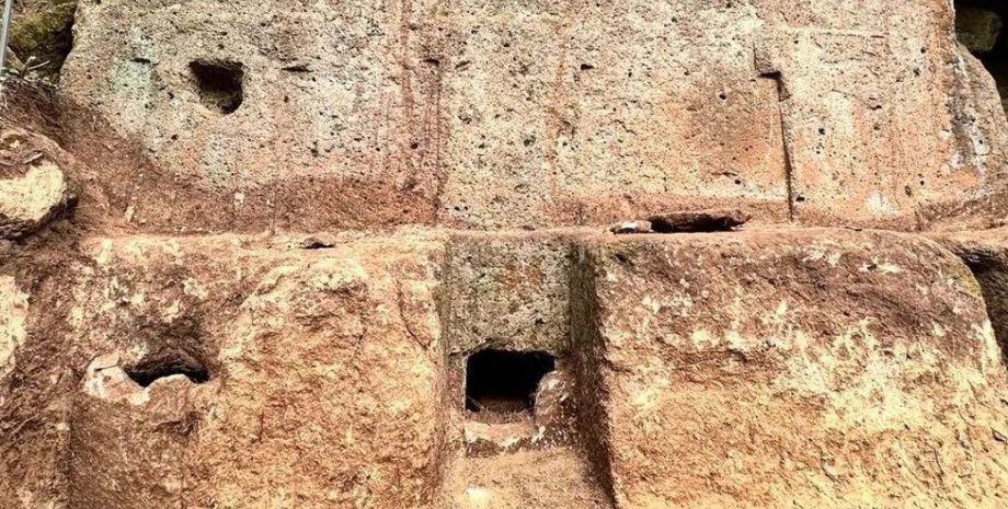 Етруски, некрополь, археологічне відкриття, гробниця королеви, стародавні поховання, висічені в скелях похоронні камери, археологічні розкопки, етруське суспільство, монументальні гробниці, археологія