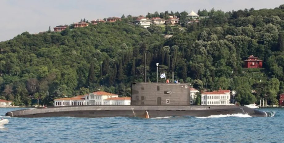 Подлодка "Ростов-на-Дону", проходящая Босфор. Фото: Yörük Işık