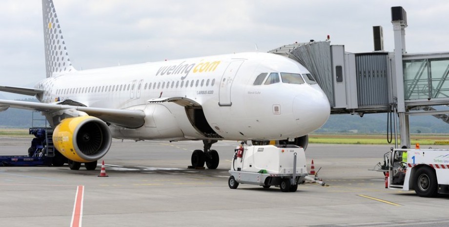 Літак авіакомпанії Vueling Airlines летів із Парижа до Аліканте