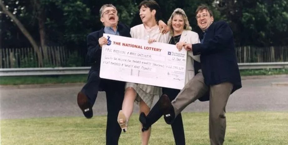 Переможець лотереї, гроші, приз, зірвали джекпот, невдалі інвестиції, продаж вікон, лотерейний квиток, щасливчик