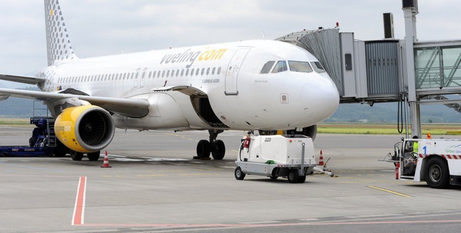 Самолет авиакомпании Vueling Airlines летел из Парижа в Аликанте