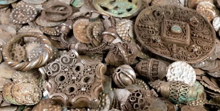 срібний скарб Швеція 12 століття Копав черв'яків, а знайшов 20 000 монет: житель Швеції виявив унікальний скарб ХІІ століття (фото)0