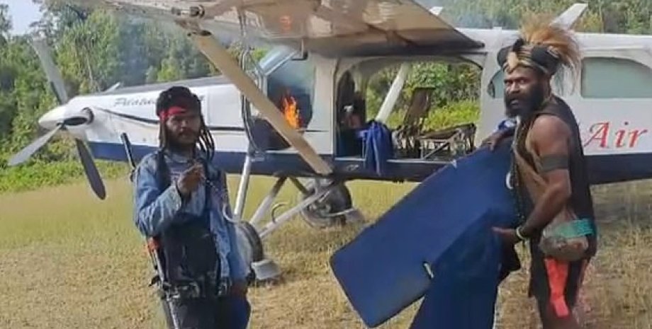 Папуасские повстанцы у захваченного самолета