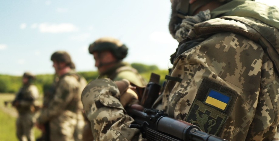 ссу бойцы ВСУ, поле боя, украинский флаг