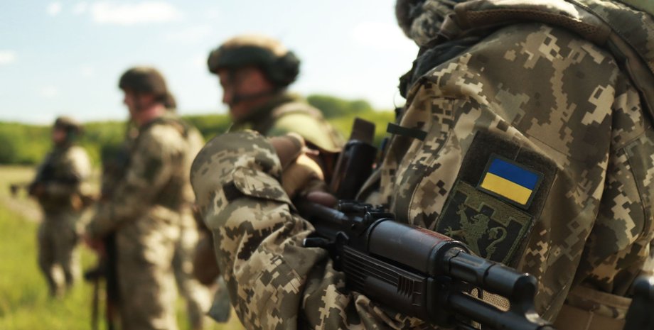 бойцы ВСУ, поле боя, украинский флаг