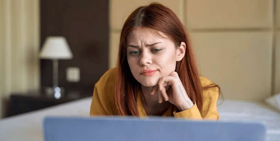 Загадка, девушка смотрит в экран, самая сложная головоломка в мире, Blue Eyes Puzzle, логическая загадка, проверка логики,