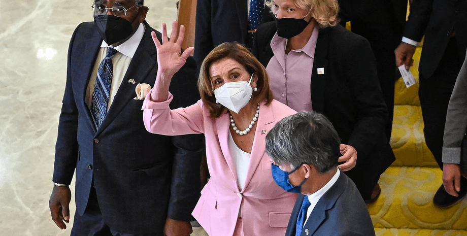 Спікерка Палати представників США Ненсі Пелосі, візит Пелосі на Тайвань, Пелосі в аеропорту, літак Пелосі