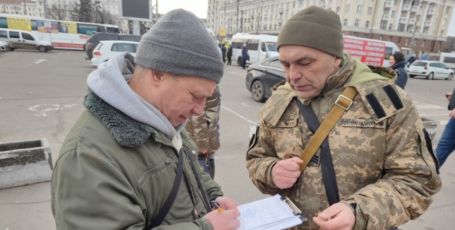 вручение повестки, повестка, мобилизация в Украине, всеобщая мобилизация