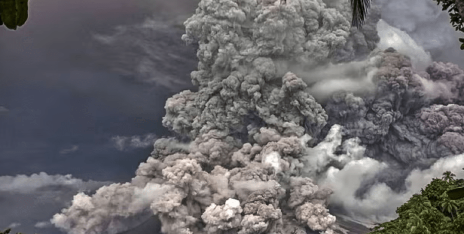 извержение вулкана в Индонезии, каменный дождь, пепел, закрытые аэропорты, эвакуация людей